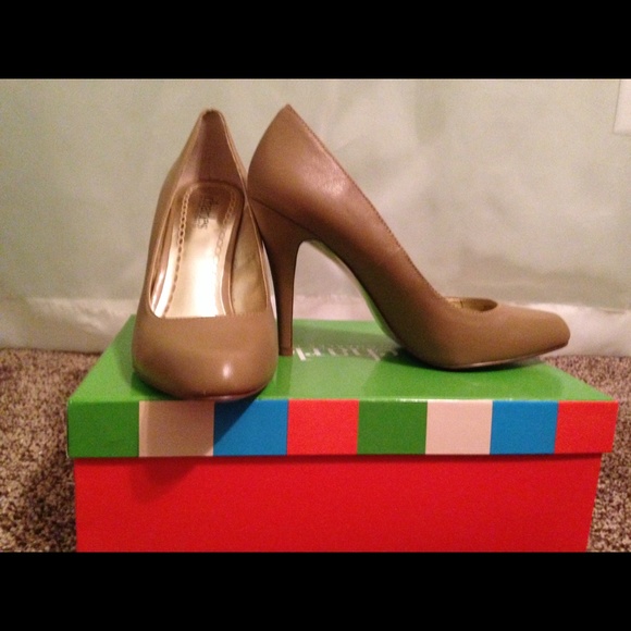 Charles David camel leather pumps, size 8