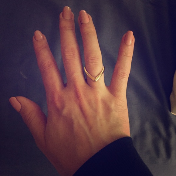 Gold chevron V ring