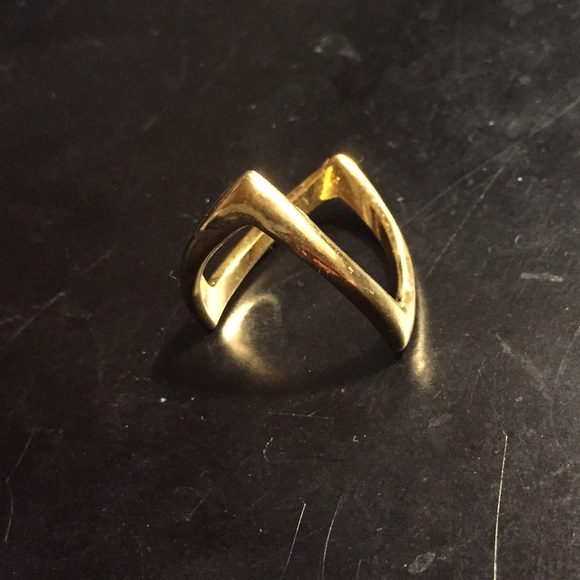 Gold chevron V ring - Picture 2 of 3