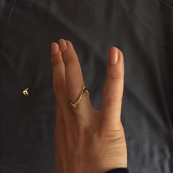 Gold chevron V ring - Picture 3 of 3