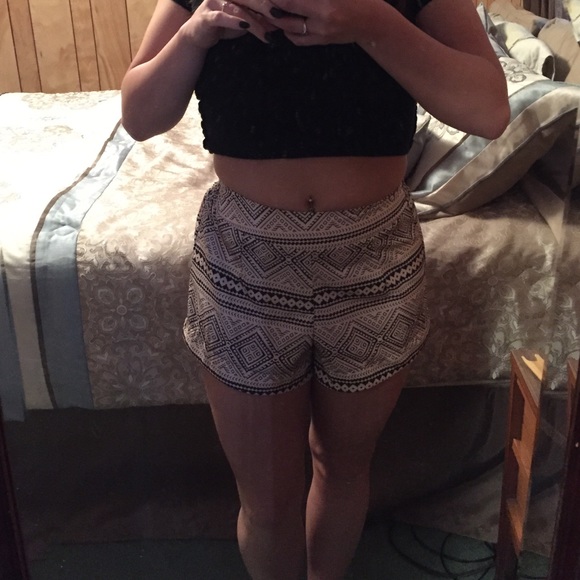 Aztec print silky shorts - Picture 4 of 4