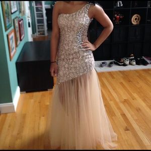 Beautiful gold sequence dress. Great for prom