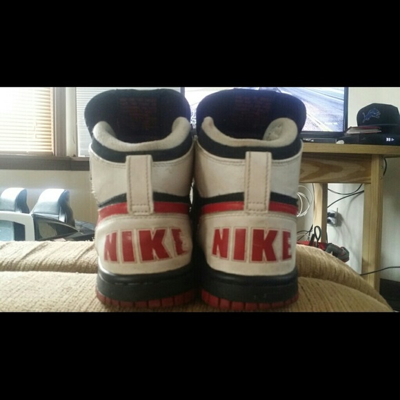 Nike - Picture 2 of 4