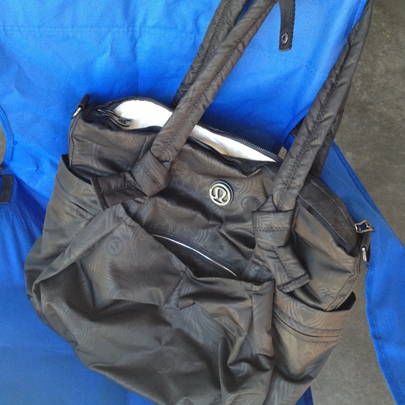 Lululemon peacock triumphant bag
