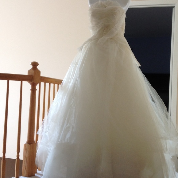 Vera Wang ivory white wedding dress. - Picture 2 of 4