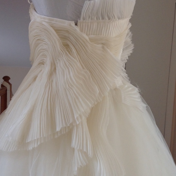 Vera Wang ivory white wedding dress. - Picture 3 of 4