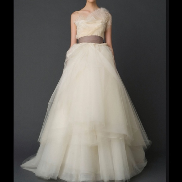 Vera Wang ivory white wedding dress. - Picture 4 of 4