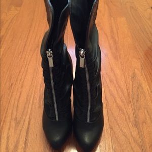 Gorgeous Zip up Kardashian Boots!!