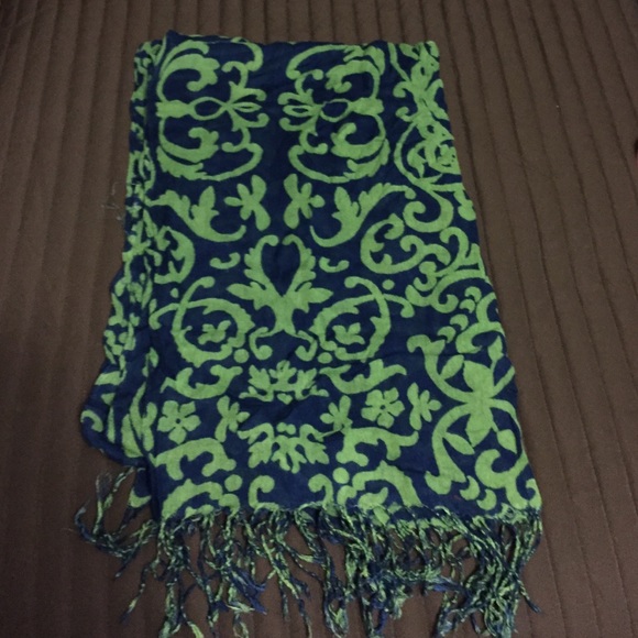 Beautiful green and navy blue scarf - Picture 2 of 2