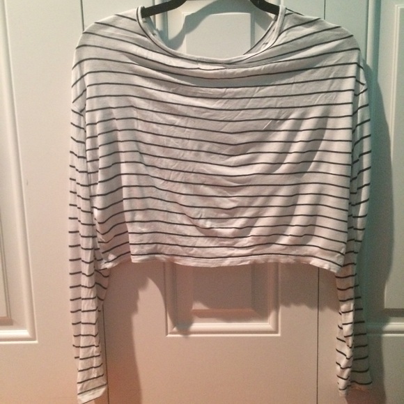 Kirra Long Sleeve Crop Top - Picture 2 of 3