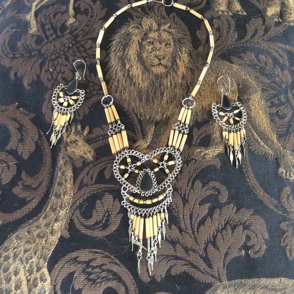 Very nice tribal necklace with earrings.