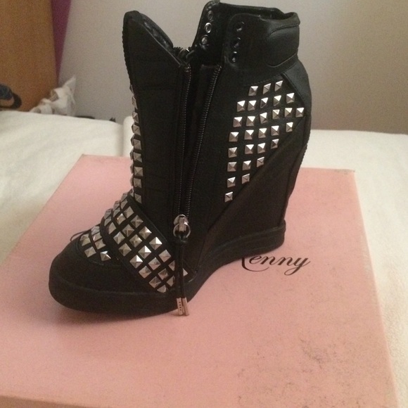 Penny loves Kenny wedge sneaker with studs SZ 7.5