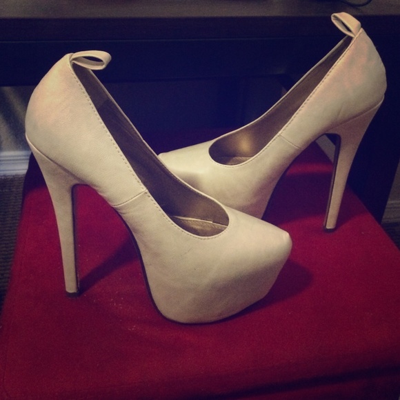 New leather-look pumps with gold ankle cuffs