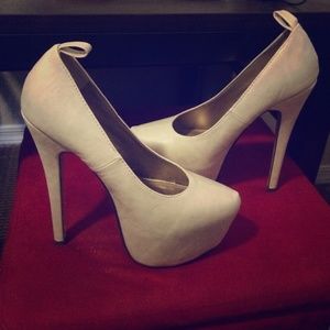 New leather-look pumps with gold ankle cuffs