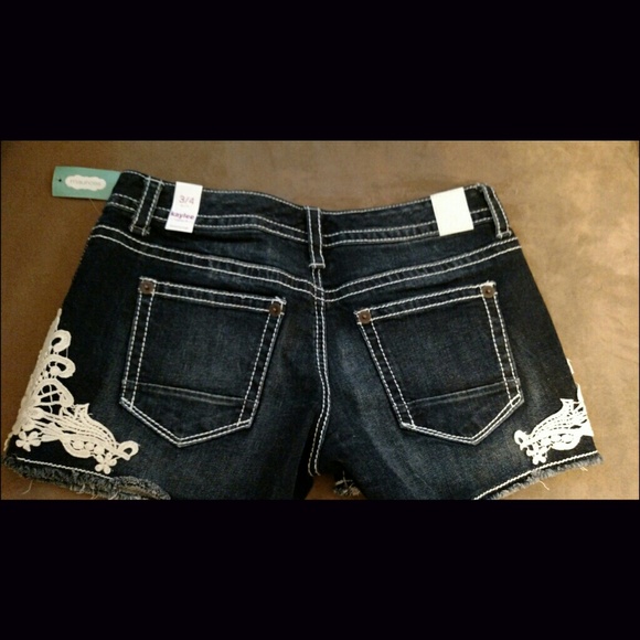 SOLD. NWT jean shorts Sz 3/4 - Picture 2 of 2
