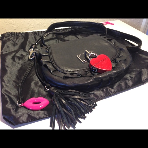 Betsey Johnson crossbody black metal heart/lips - Picture 2 of 3