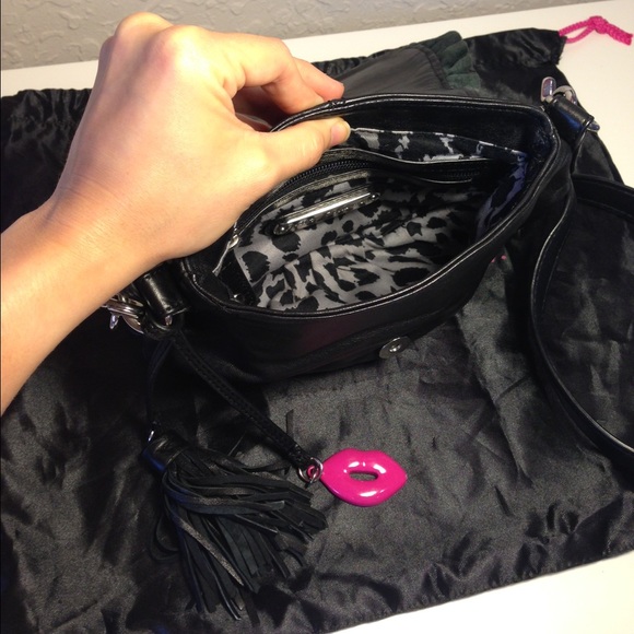 Betsey Johnson crossbody black metal heart/lips - Picture 3 of 3