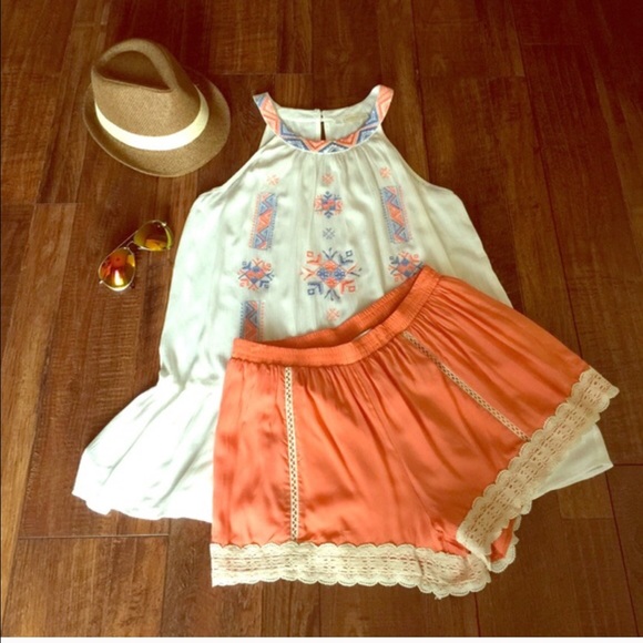 ❌SOLD OUT ❌ Embroidered halter tunic - Picture 4 of 4