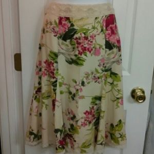 Floral skirt with lace hem