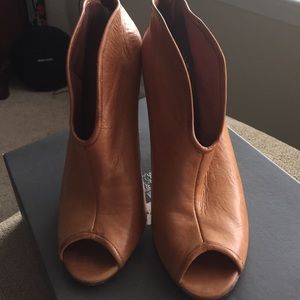 Shoes heel a little damage but easy to fix