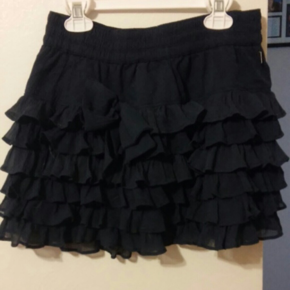 Ruffled shirt with bow, kinda short