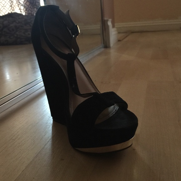 Shoes - Picture 2 of 4