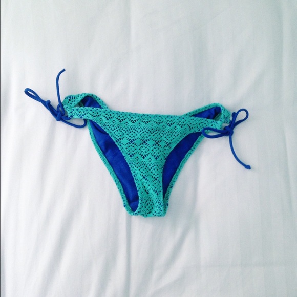 Hollister Swimsuit Bottoms - Picture 2 of 2