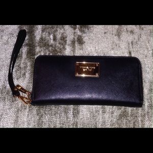 Michael Kors zip wallet