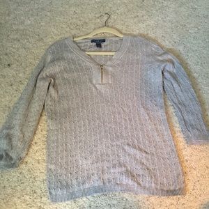 Zippered v-Neck 3/4 sleeve sweater