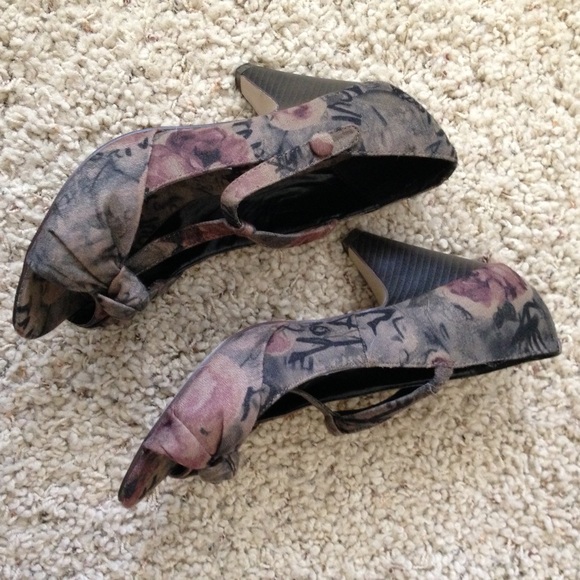 Steven Madden Mary Janes - Picture 2 of 4