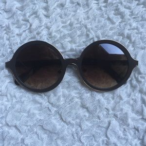 Chic circle sunnies with gold trimming