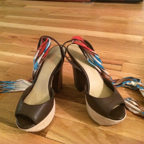 Adorable Lace Up  Peep toe Heels - Picture 3 of 4
