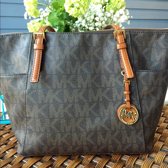 Michael Kors Handbags - Michael Kors Jet Set Large Tote