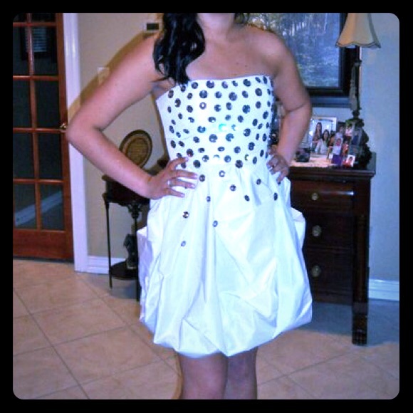 BCBG cream colored prom dress size 6