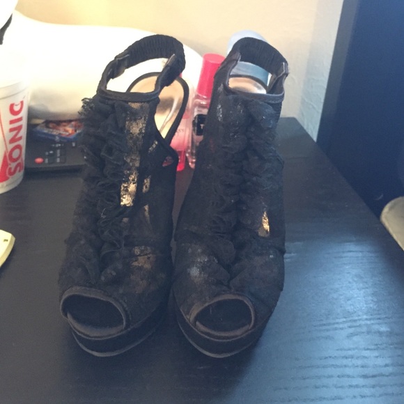 SUPER CUTE BLACK HEELS