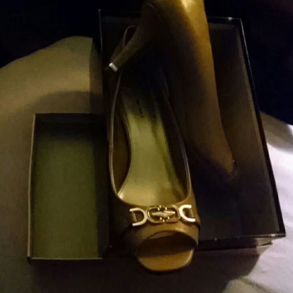 Bandolino Pumps NWT color Taupe
