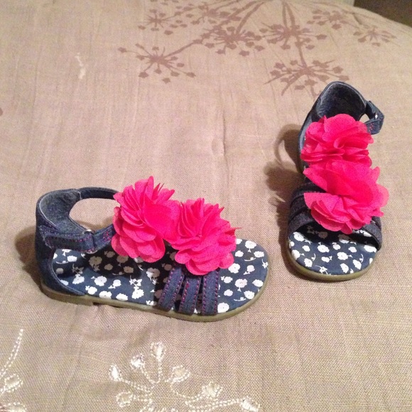 Size 7 Toddler Jean sandals. Children's place