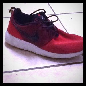 Roshes (Red,Black,White,) 9/10 condition