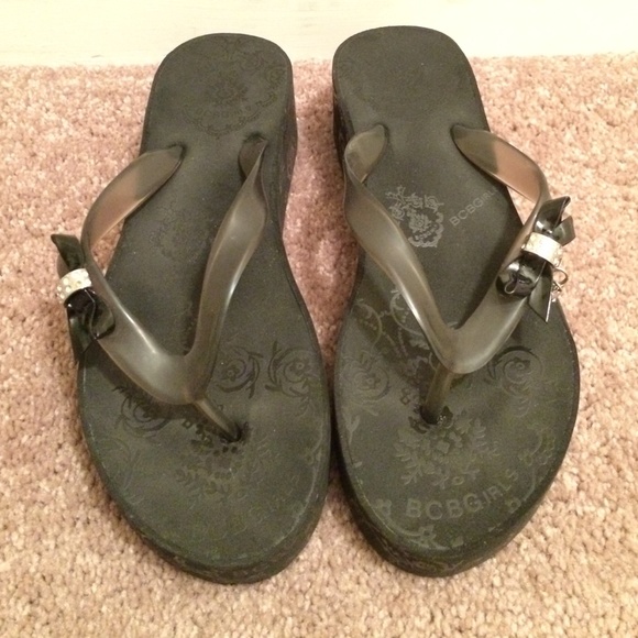 Bcbg flip flops