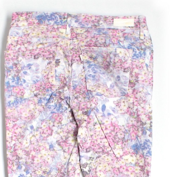🌸Flower Power Perfect Stretch Levi's🌸 - Picture 3 of 3