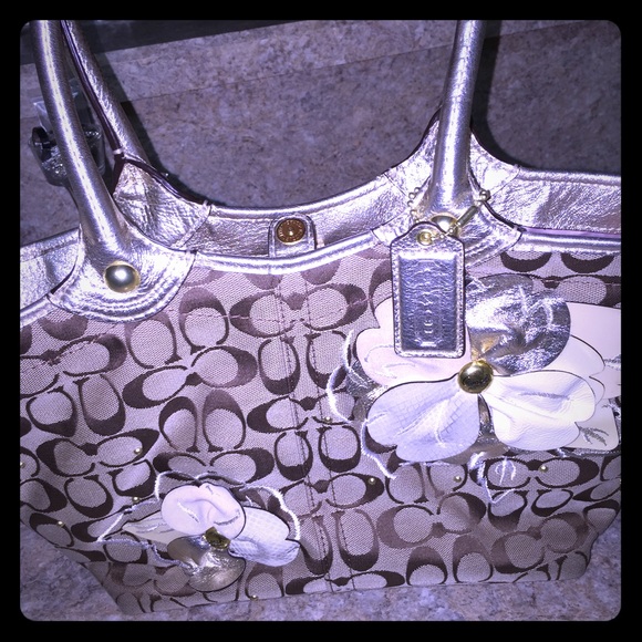Gorgeous Coach Tote *RESERVED DO NOT PURCHASE*