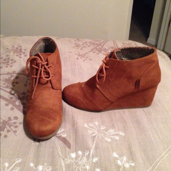 Bongo cognac color wedge bootie.