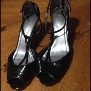 Fioni Shiny Black Wedges Size 9