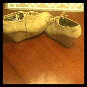 Report closes toe wedges.