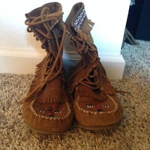 Minnetonka moccasin boot