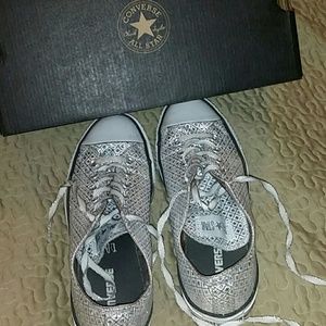 Converse low top white/silver sneakers