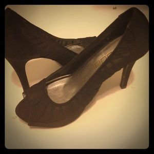 Hot black peep toe shoes!