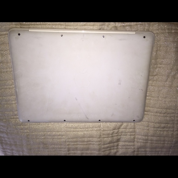 2010 White MacBook - Picture 3 of 3