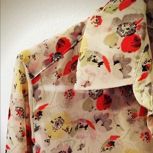 🌷🌺Floral✨ 1/2 button down flowy blouse