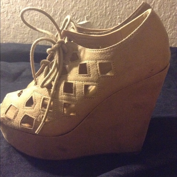 Soda Resist Oat Cutout Lace-Up Platform Wedges